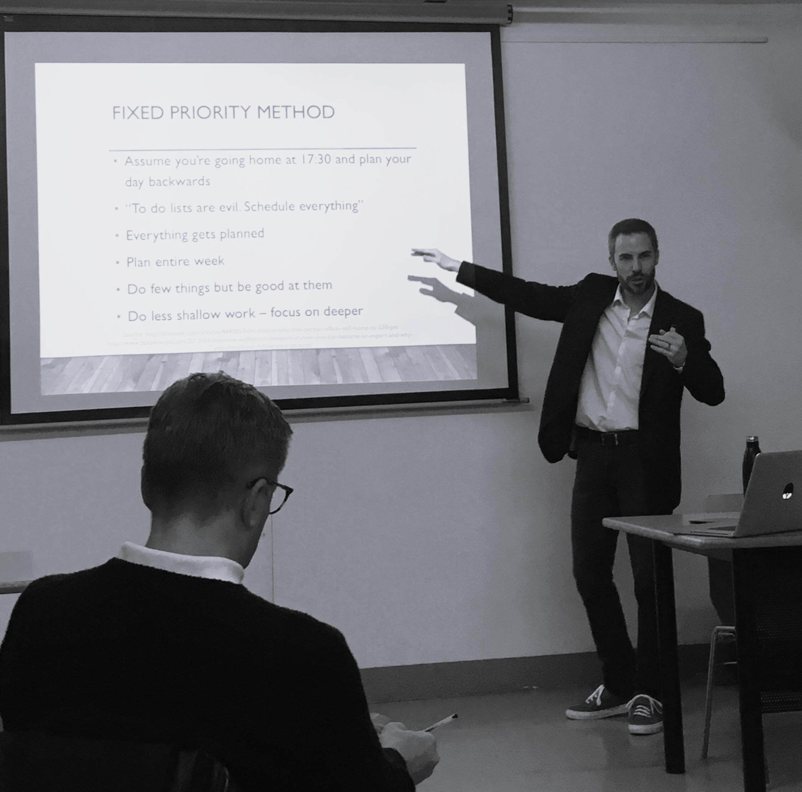 Insegnante Christopher Horstkamp conduce un seminario di formazione